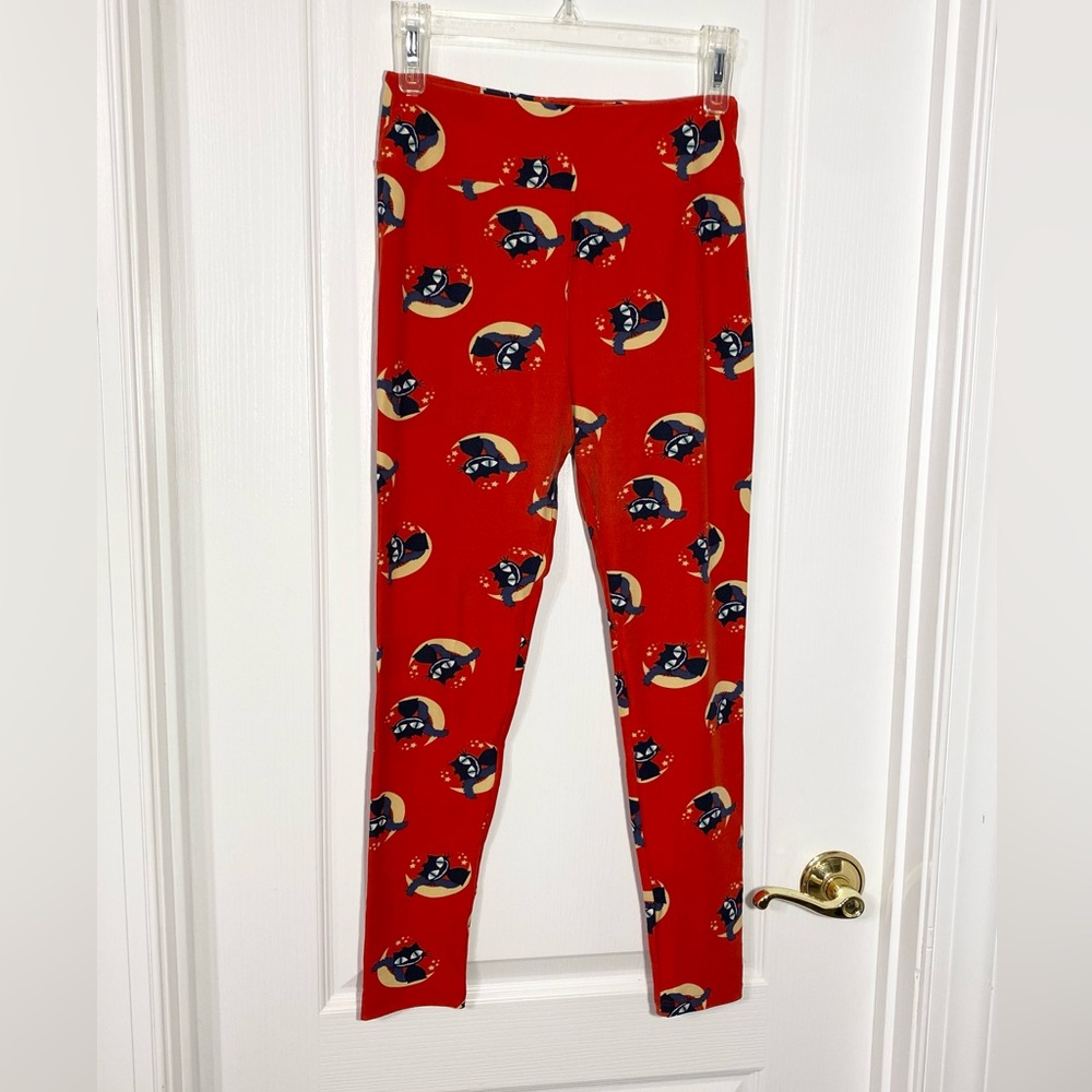 LuLaRoe Smiling Black Cat on Crescent Moon Leggings Red One Size
